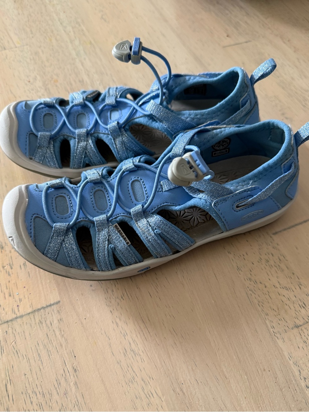EUC Keen Girls Blue Sparkle/ Shimmer Closed Toe Water Shoes/ Sandals Sz 2